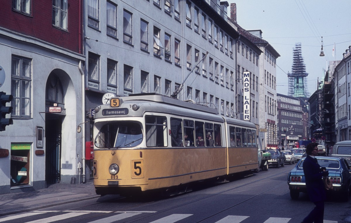 København / Kopenhagen SL 5 (DÜWAG-GT6 889) Rådhusstræde / Kompagnistræde am 12. April 1972.