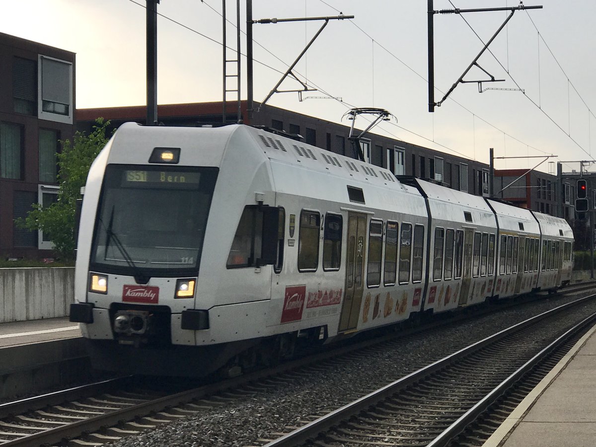  Kambly Lötschberger 114 der heute mal nicht als RE Richtung Luzern pendelt sondern als S51 zwischen Bern und Brünnen Westside , am 21.7.17.