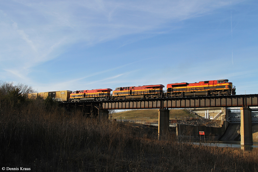 KCS 4113 und zwei weitere Loks mit einem Güterzug am 16.12.2014 am Lake Lavon, nördlich von Dallas, Texas.
