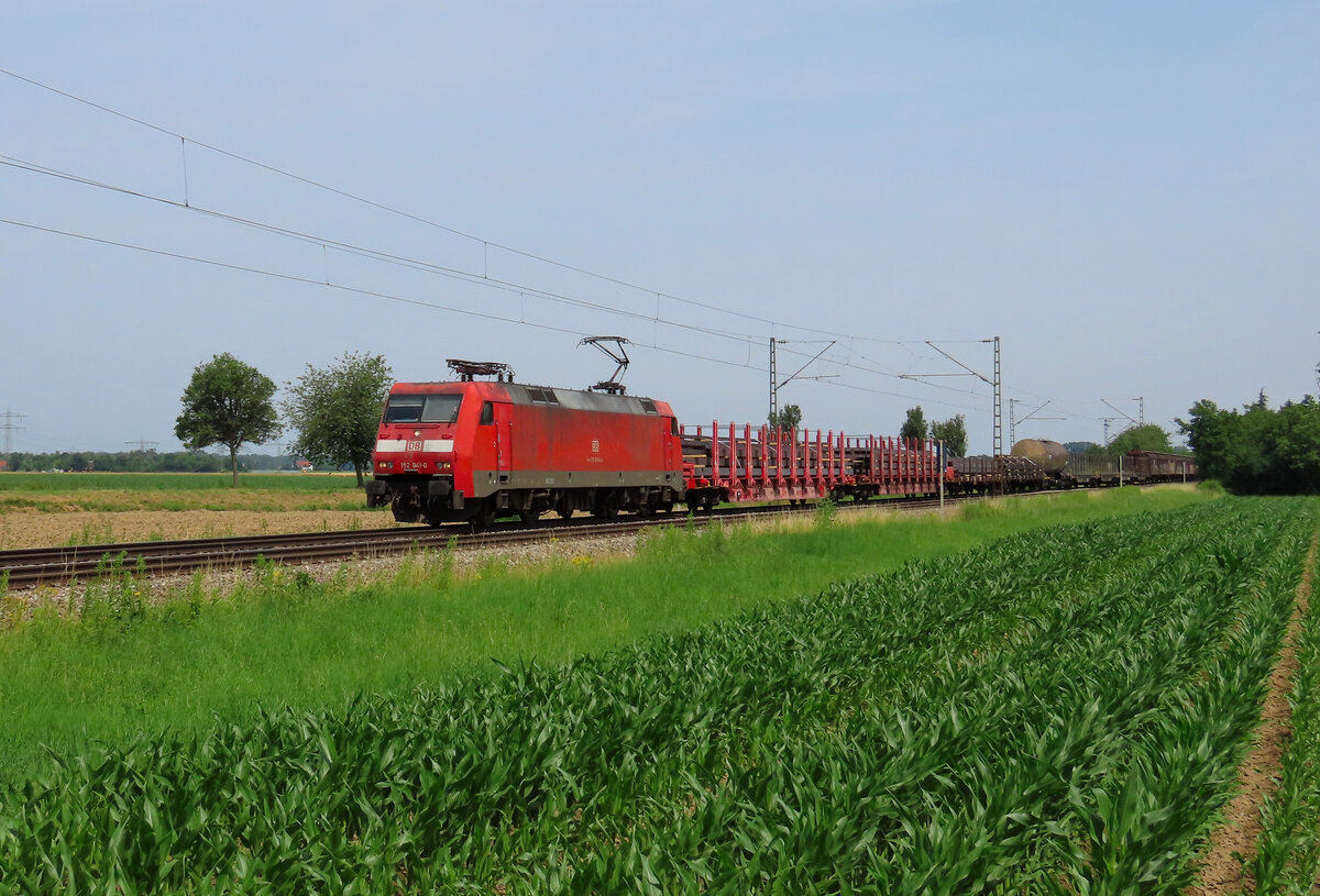 Kenzingen - 29. Juni 2024 : 152 041 mit einem Güterzug in Richtung Süden.

Link zum Video : https://www.youtube.com/watch?v=QGlFDFMb9hk&t=477s