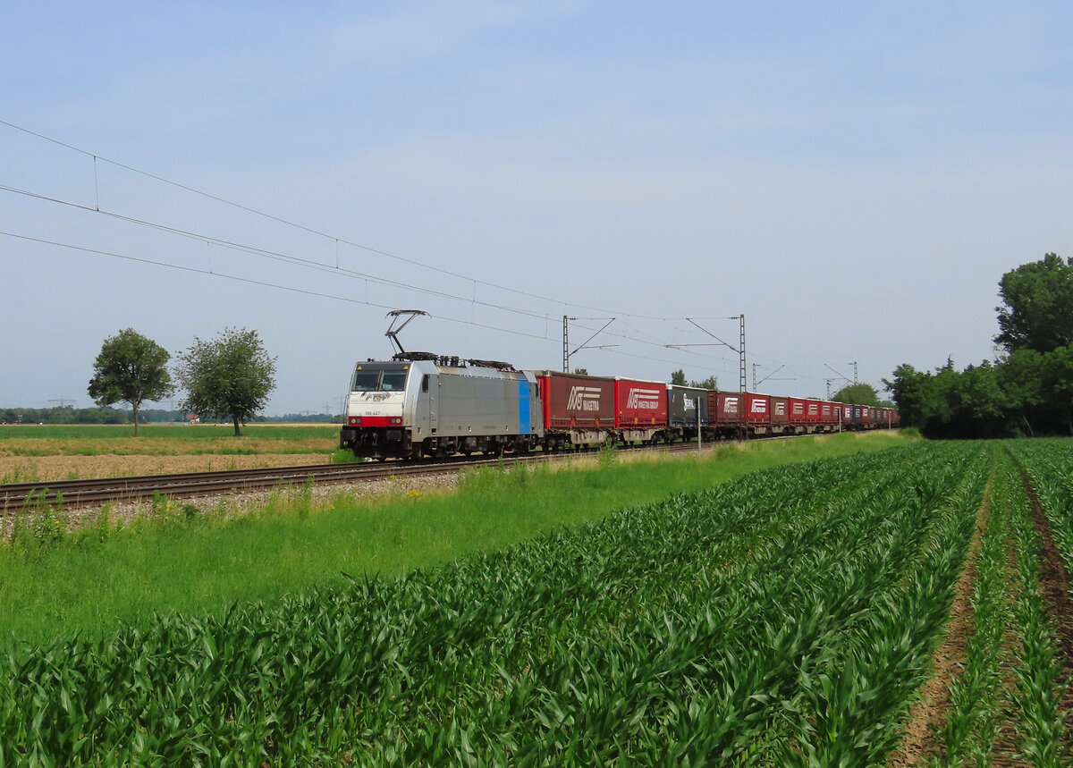 Kenzingen - 29. Juni 2024 : Railpool 186 447 mit einem Kombi in Richtung Süden unterwegs. 

Link zum Video : https://www.youtube.com/watch?v=QGlFDFMb9hk&t=477s