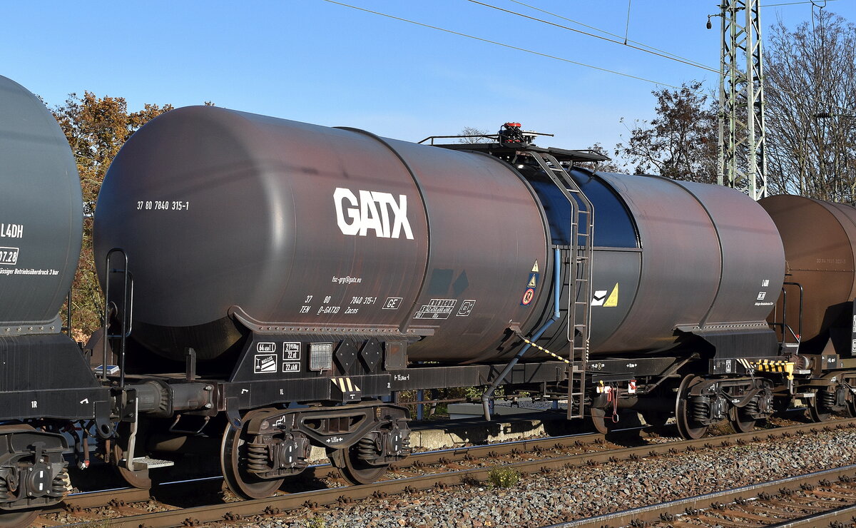 Kesselwagen vom Einsteller GATX Rail Germany GmbH mit der Nr. 37 TEN 80 D-GATXD 7840 315-1 Zacns (GE) in einem Kesselwagenzug am 26.11.24 Höhe Bahnhof Magdeburg Neustadt.