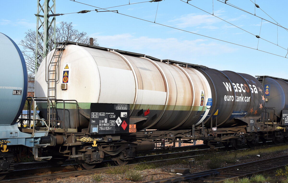 Kesselwagen vom Einsteller WASCOSA AG mit der Nr. 33 RIV 80 D-WASCO 7844 826-7 Zans lt. UN-Nr.: 30/1202 für das Ladegut Dieselkraftstoff in einem Ganzzug am 26.11.24 Höhe Bahnhof Magdeburg Neustadt.