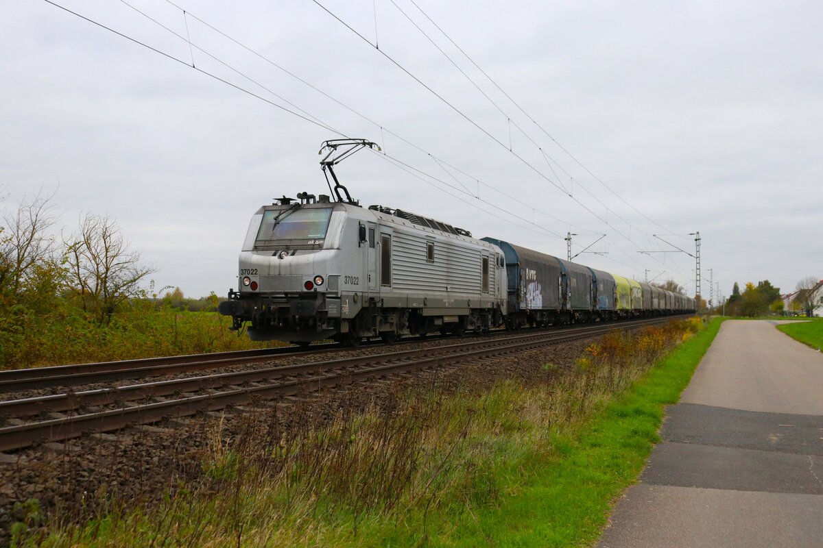 KIEM Alstom Prima 37022 mit Schiebeplanenwagenzug in Babenhausen (Hessen) am 02.11.24 