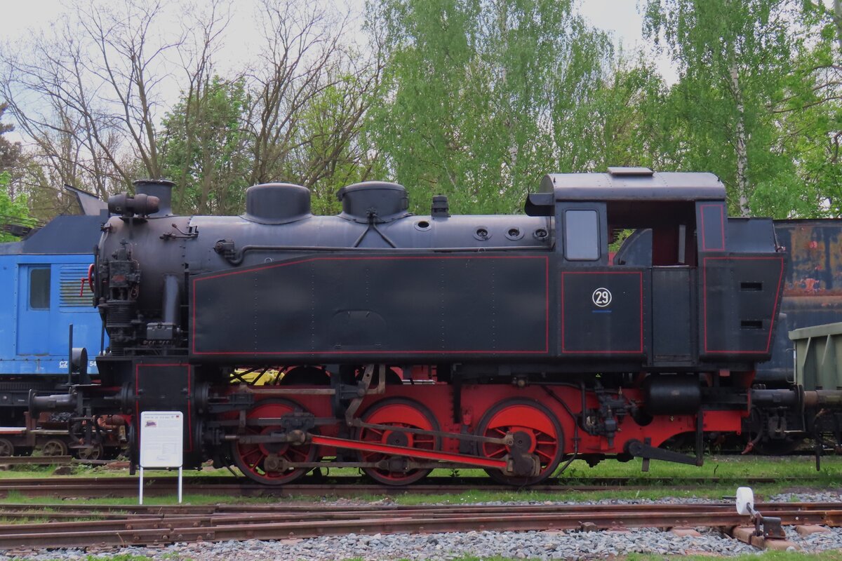 KND 29 steht am 11 Mai 2024 ins Eisenbahnmuseum von Luzna u Rakovnika. Dieser Lok wurde nach ein Entwurf der Böhmiusch-Mährischen Protektoratsbahn ab 1940 gebaut -während der 2.Weltkrieg und auch danach, da diverse Hüttenbahnen in Tschecho-Slowakei sich interessierten fürt dieser Machine. Dieser Exemplar wurde 1950 gebaut und ist der Obhut des Eisenbahnmuseums übergeben. Diese Info steht auf der Plakat neben der Lok. 