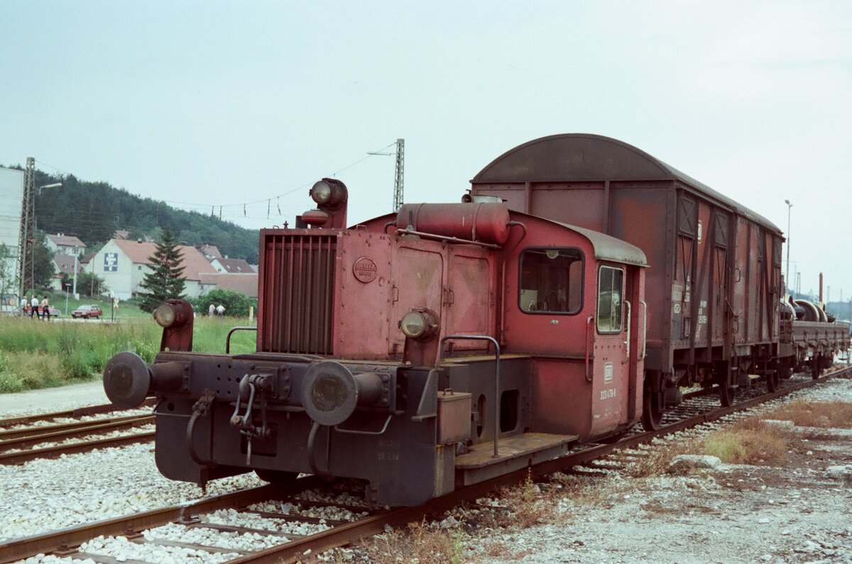 Köf II 323 478-8 (DB) auf dem Areal des Bahnhofs Amstetten (26.06.1983). Die Rangierlok war wohl zuständig für das Verladen und Verschieben von Wagen auf die Bahnstrecke Amstetten-Laichingen mit einer Spurweite von 1000 mm.