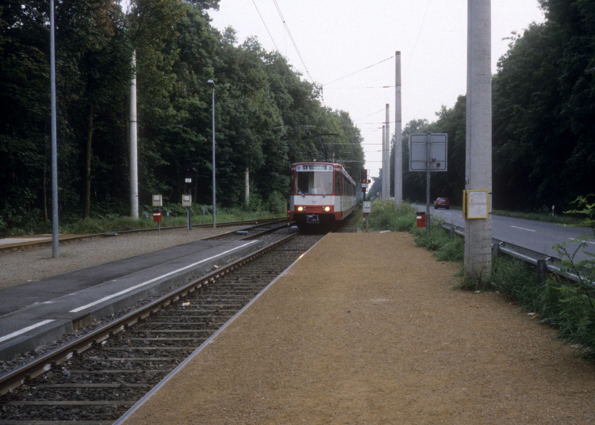 Köln KVB SL 4 (DÜWAG-B100S 2002) Schlebusch, Wiener Strasse am 31. Juli 1992.