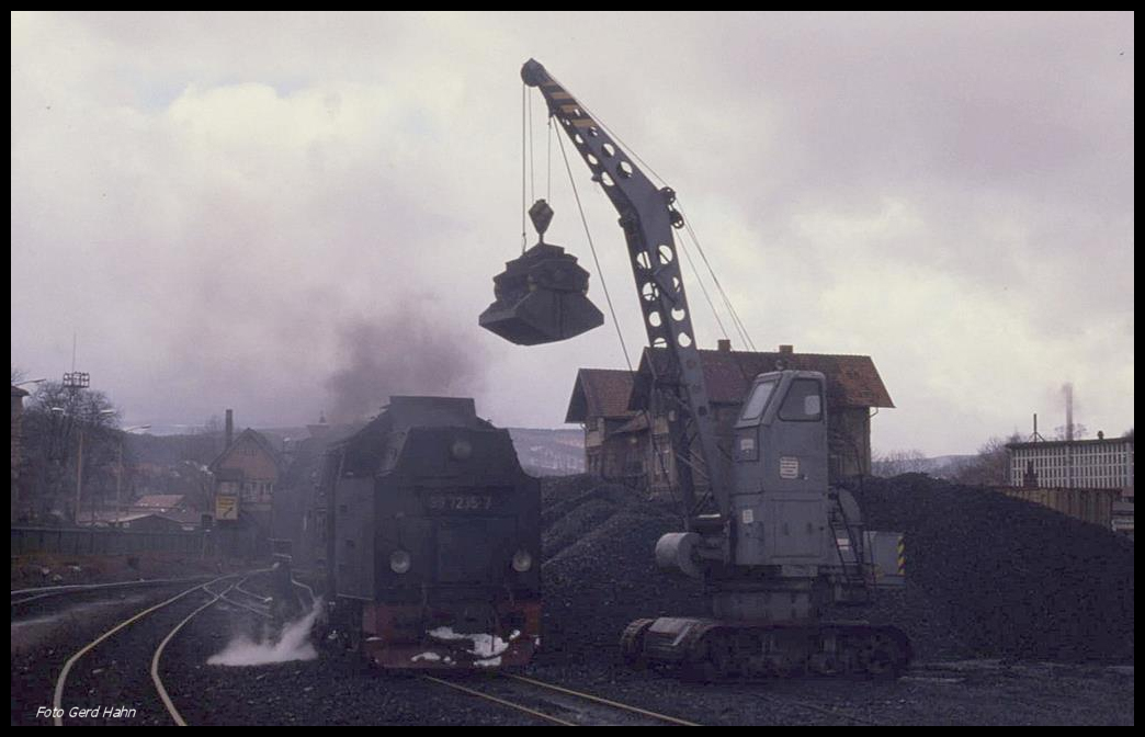 Kohlenbagger der Harzer Schmalspurbahn am 14.2.1990 im Einsatz im BW Wernigerode. 
