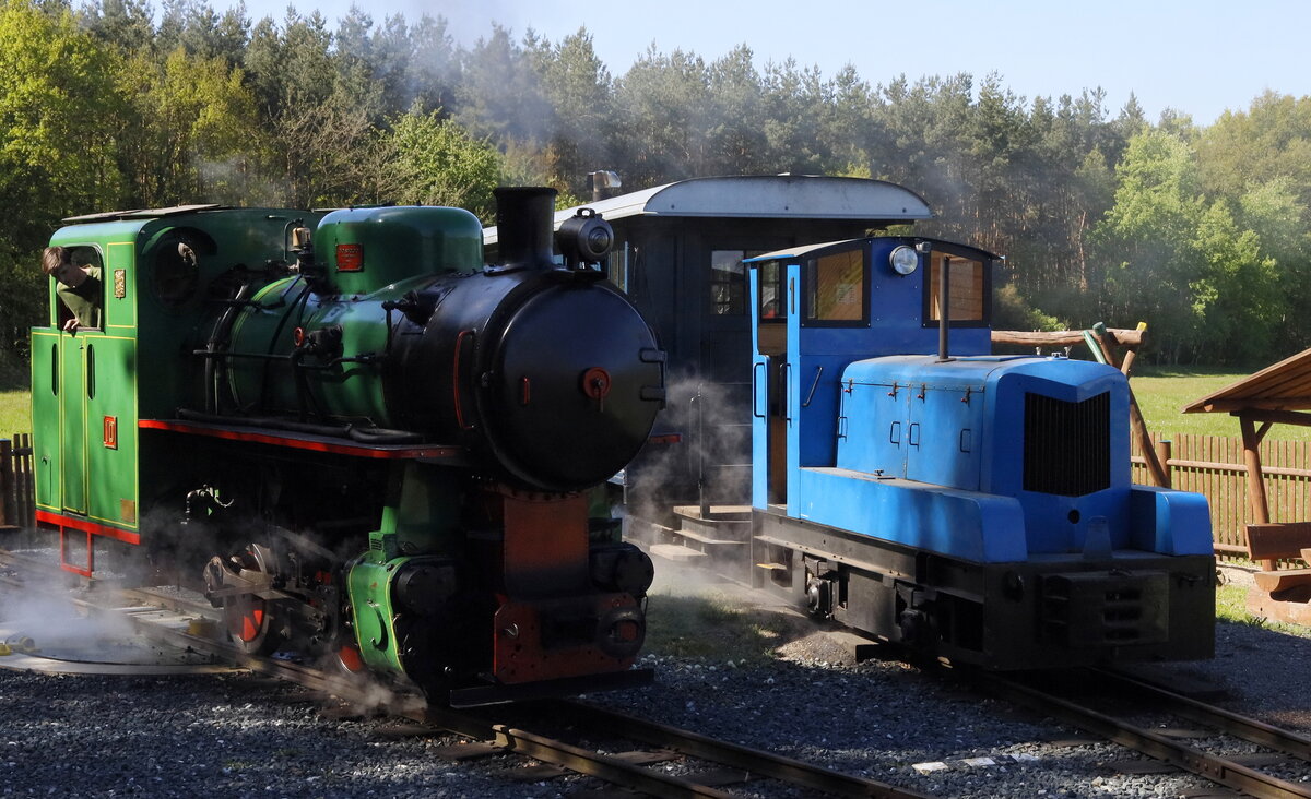 Kolínská řepařská drážka war die älteste Rübenbahn in Tschechien. Sie besitzt eine Spurweite von 600 mm und wurde von 1894 bis 1966 als Werksbahn der Zuckerfabrik von Kolín betrieben. Seit 2007 wurde sie als Museumsbahn auf einem Teil des Netzes neu aufgebaut. 
Lok BN 50 Modra gebusa  wird zum Rangieren benötigt, da der Zug zu lang ist und  beim Umsetztenn der Zuglok geteitl werden muss.27.04.2024 10:32 Uhr. Am Endpunkt in Bychory