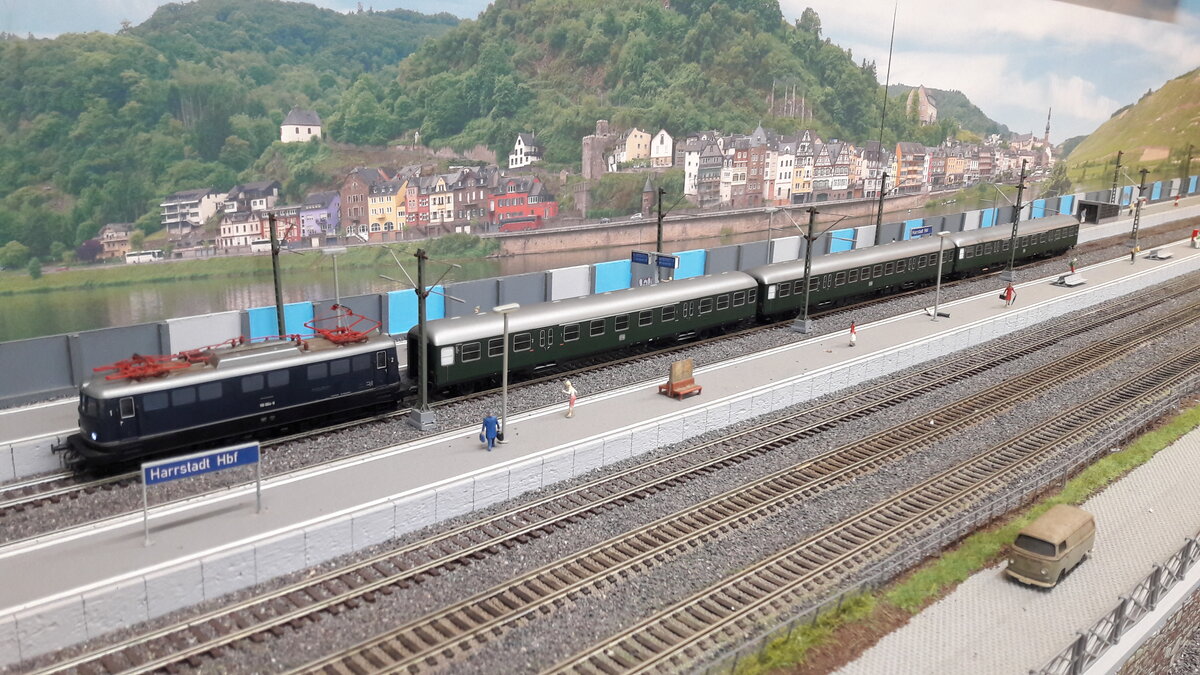 Komplettzüge nach Vorbildern, Eilzug aus den 50er / 60er Jahren in Harrstadt Hbf. Gezogen von einer Vorserien E10 ( von den Vorserien E10er gibt es in den Einzelbildvorstellungen ausführliche Erklärungen ) , die Wagen bestehend aus n-Wagen , besser bekannt als Silberlinge. Die gezeigten Wagen sind die noch in grün lackierten Vorserienwagen ( auch hier siehe Einzelvorstellungen ) .