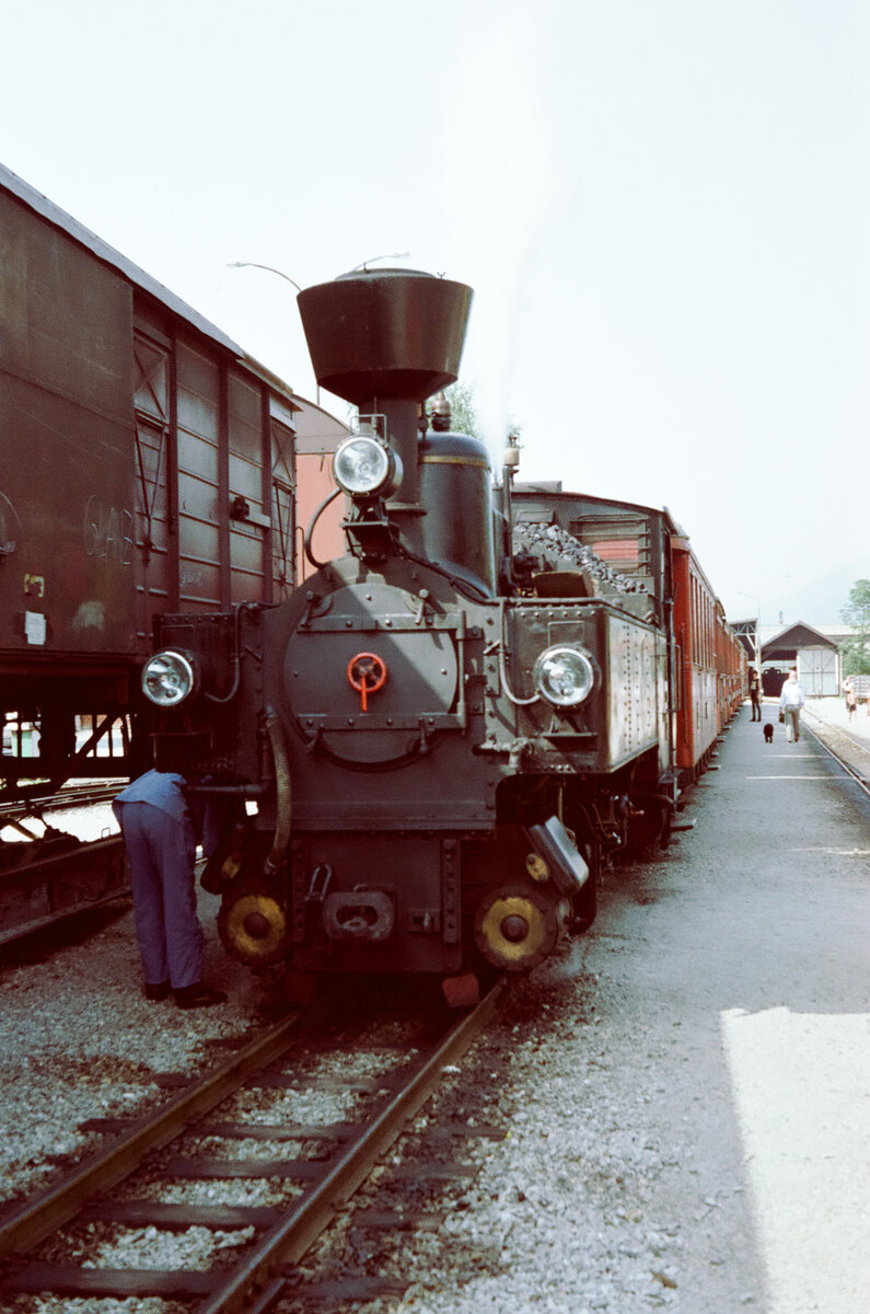 Kontrolle eines Dampfzugs der Zillertalbahn (Lok Zillertal 2) durch den Lokführer (1983)