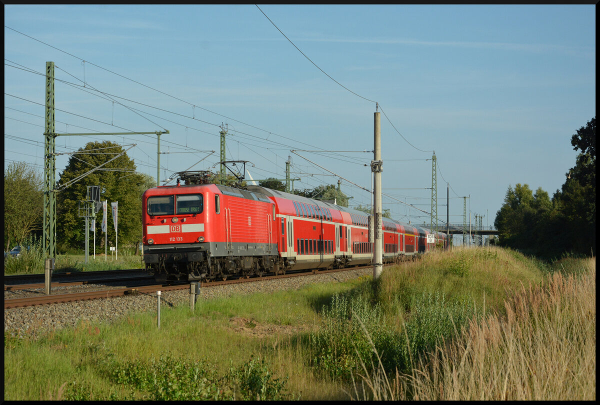 Kreuzfahrer auf Landgang: DB Regio 112 133 mit dem Sonderzug DZ 13290 Warnemünde - Berlin am 07.08.2024 pünktlich in Kavelstorf auf Lloydbahn Warnemünde - Neustrelitz. Dieser  Cruise Train  brachte Passagiere eines Kreuzfahrtschiffes am Morgen zum Tagesausflug nach Berlin und am Abend wieder zurück.