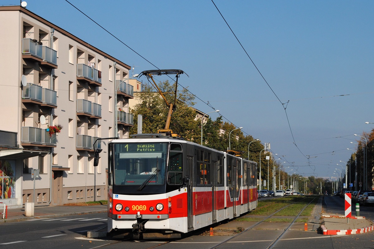 KT8D5.RN2P 9069 in der ul. Na Petrinach kurz vor der Haltestelle Vetrnik. (20.10.2019)