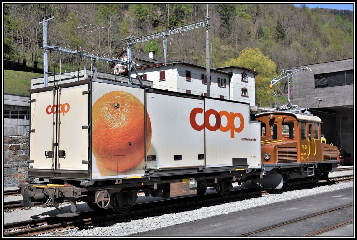 Kühlwagen von COOP mit Rangierlok Ge 2/2 161 in Poschiavo. (01.05.2019)