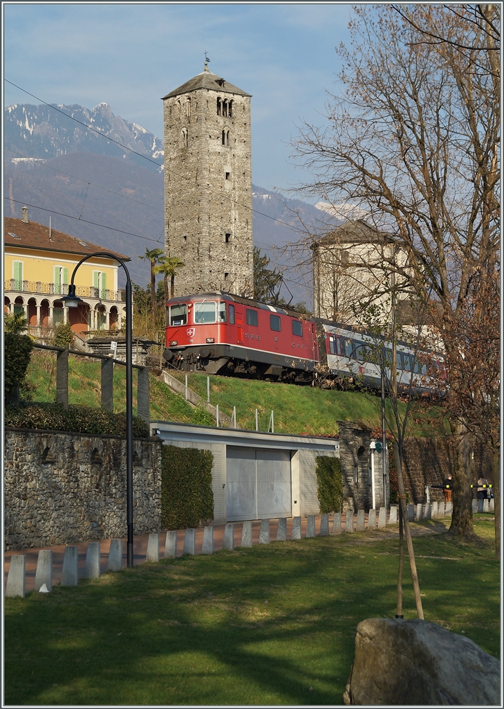 Kurz vor der Ankunft in Locarno konnte ich die SBB Re 4/4 II 11125 mit dem Interregio 2173 Basel - Locarno fotografieren.
18. März 2014