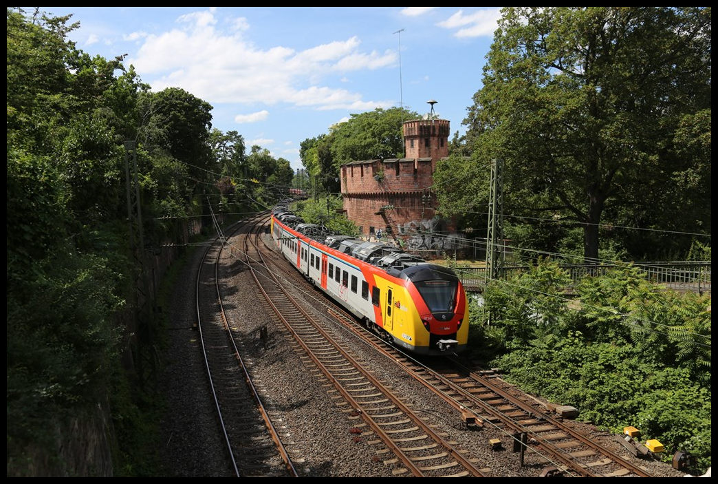 
Kurz vor dem Bahnhof  Römisches Theater  ist hier am 28.6.2024 der HLB ET 147 in Richtung Mainz Hauptbahnhof unterwegs.