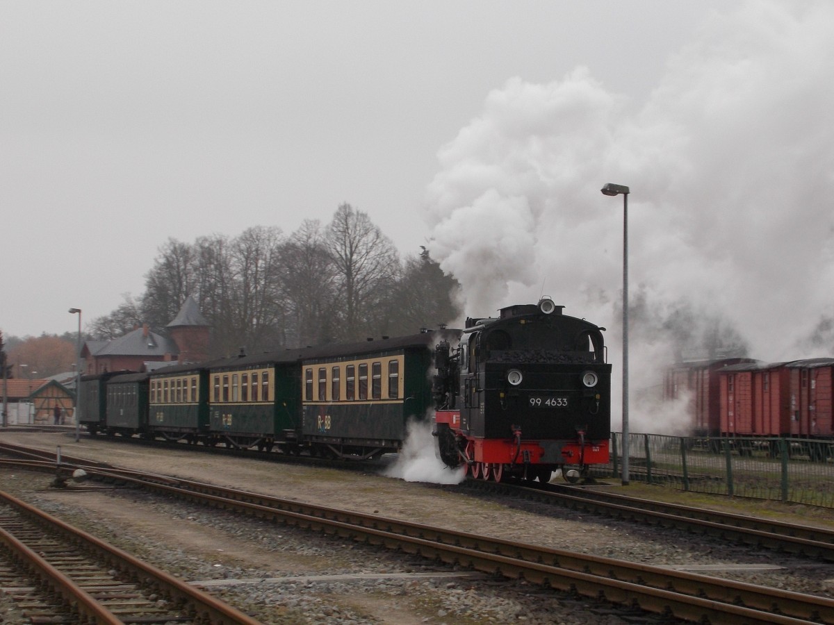 Kurz zehn Uhr Morgens fuhr 99 4633 ihren ersten Zug von Putbus nach Göhren am 16.Februar 2015.