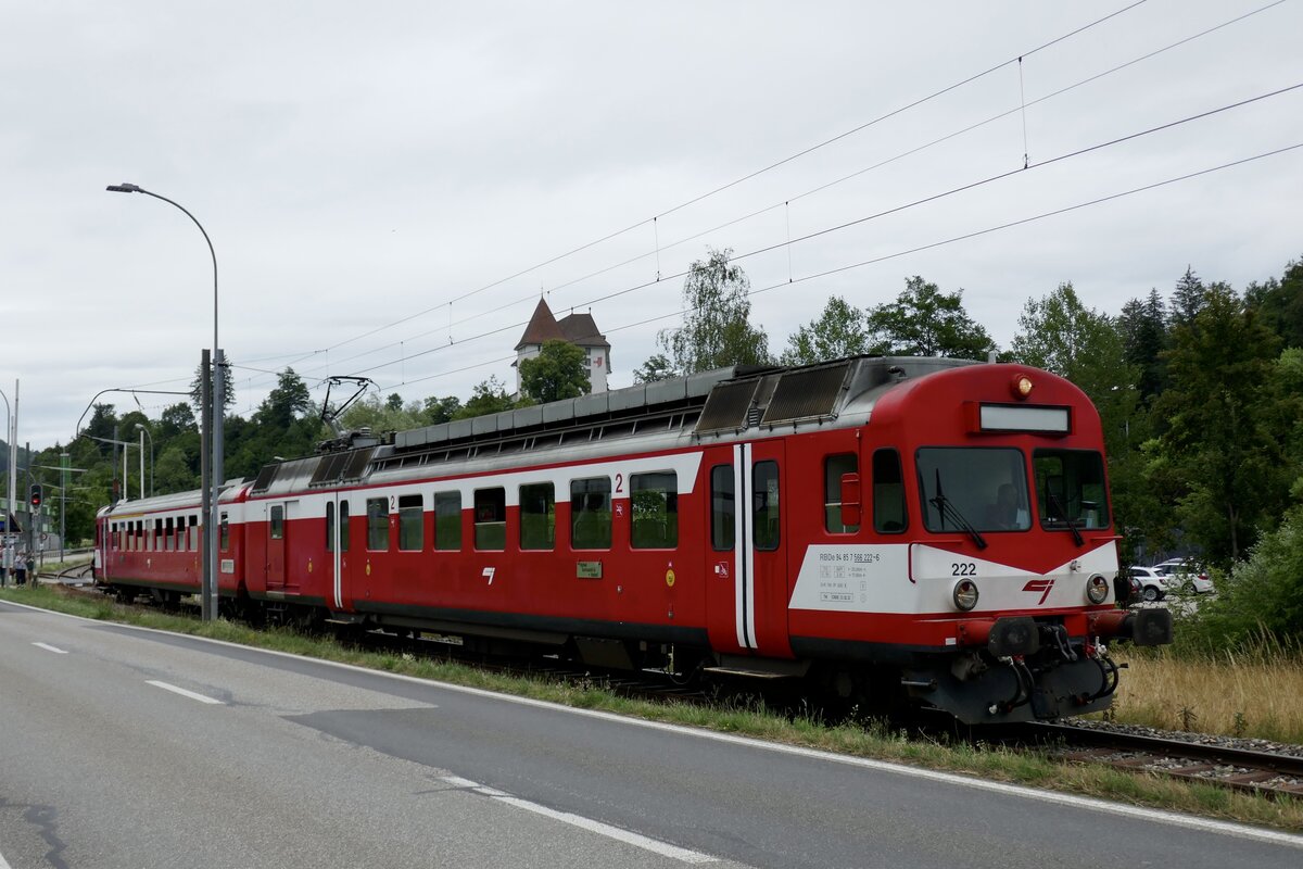 Kurzer Fotostopp mit dem RBDe 566 I 222 vor dem Schloss Sumiswald am 1.7.23.