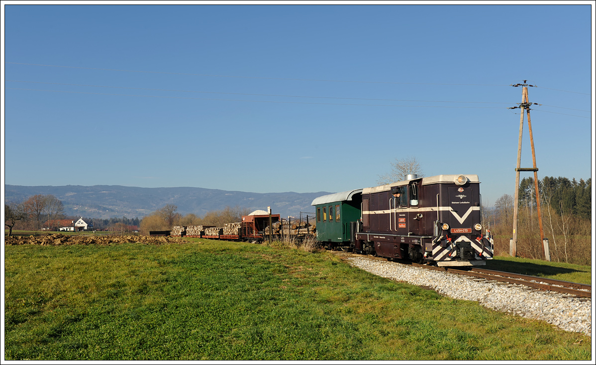 L45H-070 mit ihrem Güterzug am 5.12.2015 kurz nach Herbersdorf aufgenommen.