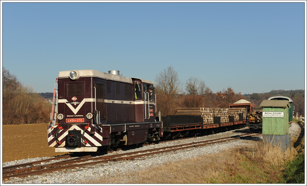 L45H-070 mit ihrem Güterzug am 5.12.2015 in Wohlsdorf aufgneommen.