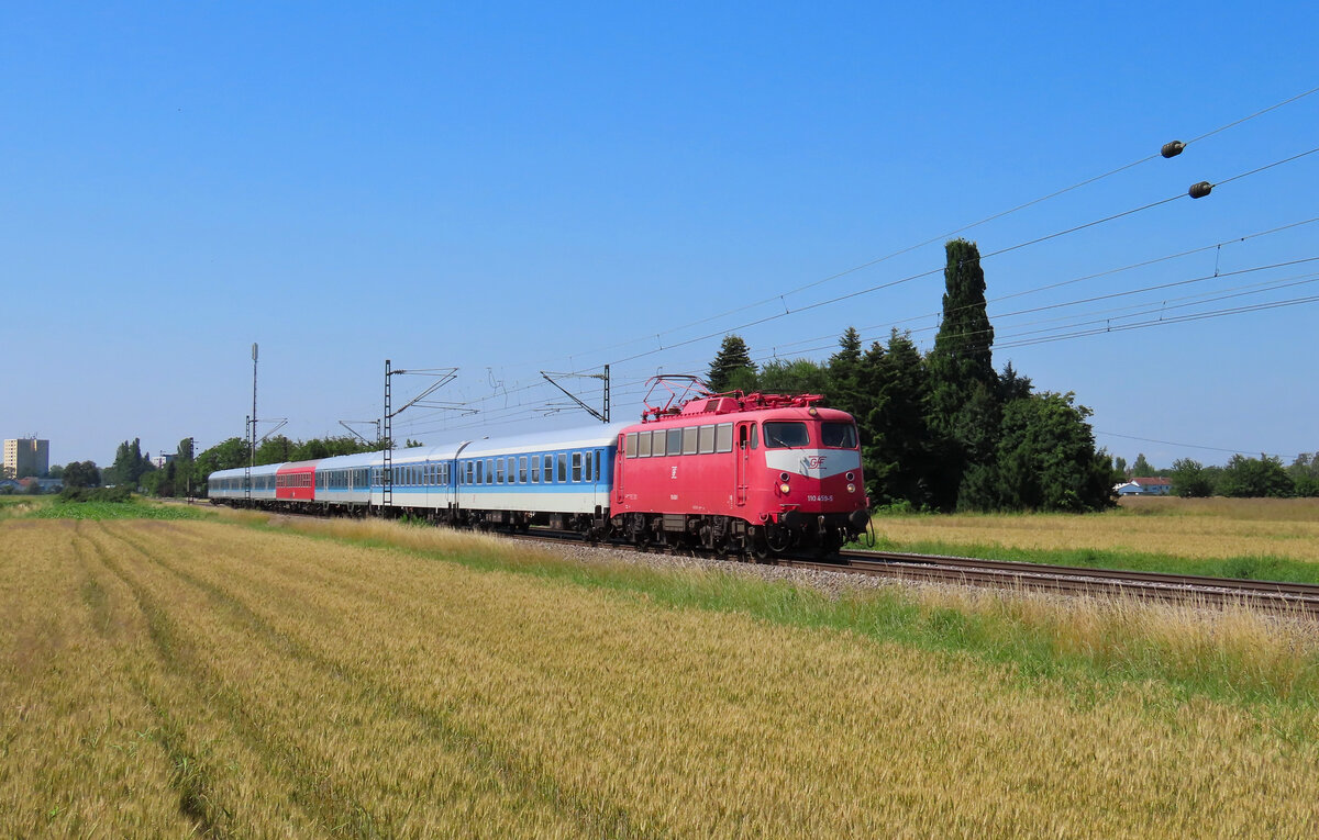 Lahr/Schwarzwald - 24. Juni 2024 : GfF (Gesellschaft für Fahrzeugtechnik) 110 459 mit dem DPE 13406 von Zürich nach Crailsheim..

Link zum Video : https://www.youtube.com/watch?v=GjM6I2gw_4U&lc=Ugy3aYqf4QrR8uwarq54AaABAg