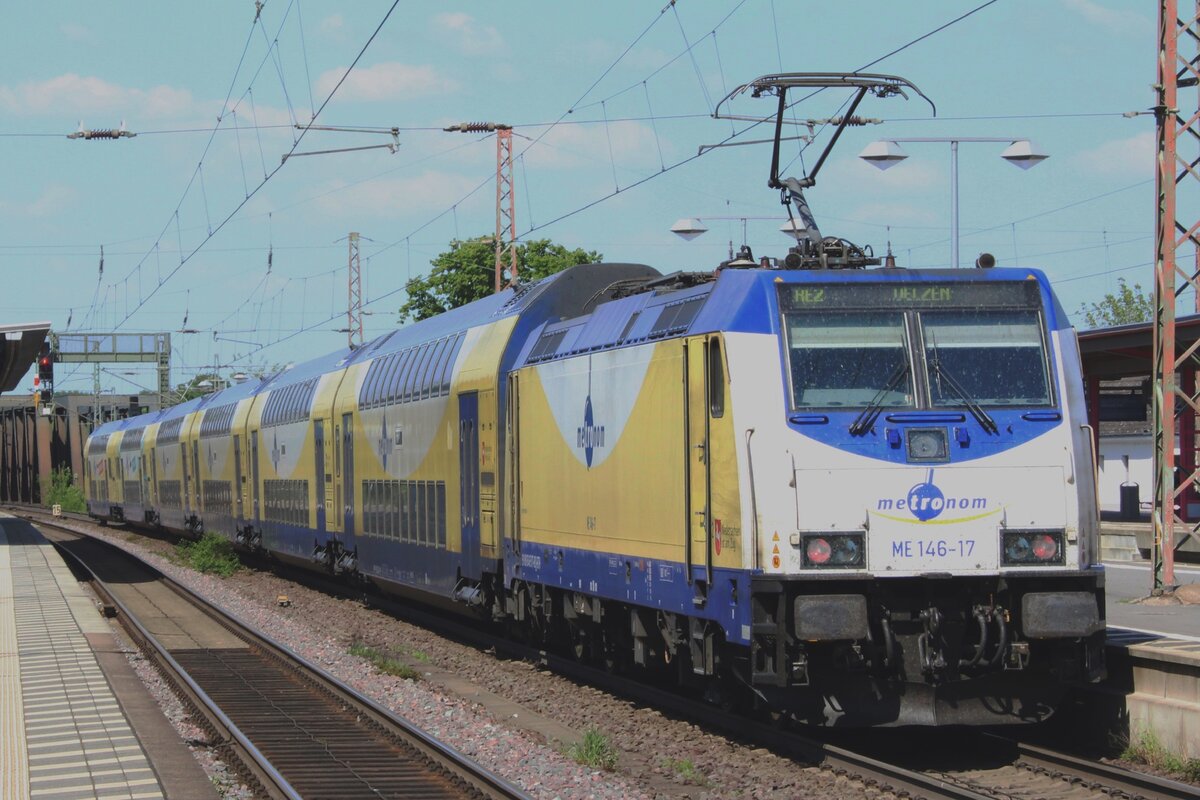 Langsam verschwindet das klassike Metropnom Farbenschema. Am 2 Mai 2024 tragt ME 146-17 noch diese Farben beim ausfahren aus Celle mit ein RE nach Hamburg Hbf. Bis 2027 fahren die Metronomzüge noch. 