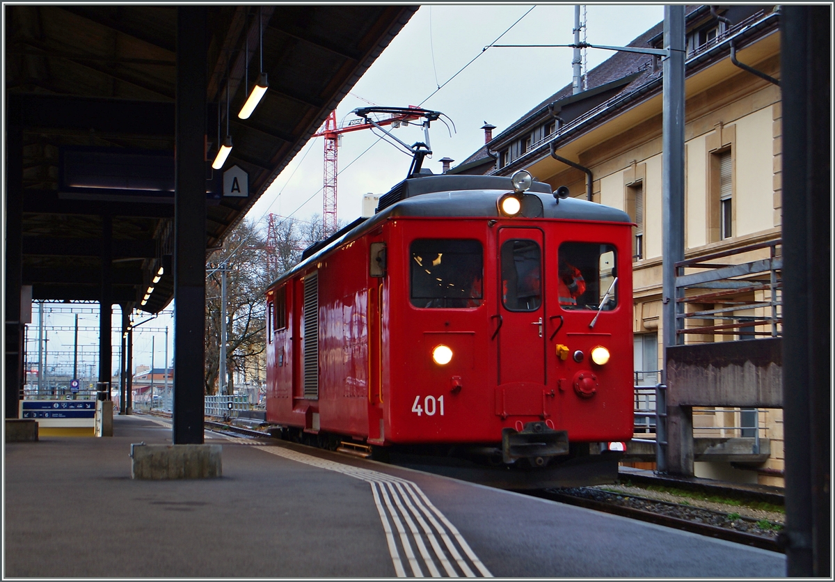  Last Mile  - das Neuste vom Neuen und doch ein alter Hut, wie die RhB Gem 4/4 und die englische Class 73  beweisen. Doch auch die CJ hat eine  Last Mile  Lok: die Gem 4/4, 401, die hier zum Fotografieren recht ungeschickt im Bahnhof von La Chaux de Fonds steht.
17. Nov. 2014
