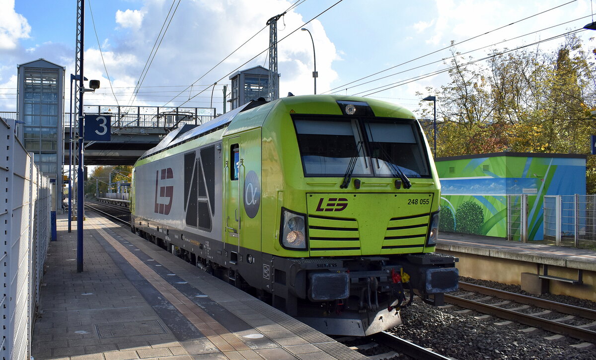 LEG - Leipziger Eisenbahnverkehrsgesellschaft mbH, Leipzig [D] mit der ATLU Vectron Dual Lok  248 055  [NVR-Nummer: 90 80 2248 055-6 D-ATLU] am 23.10.24 Durchfahrt Bahnhof Berlin-Hohenschönhausen.