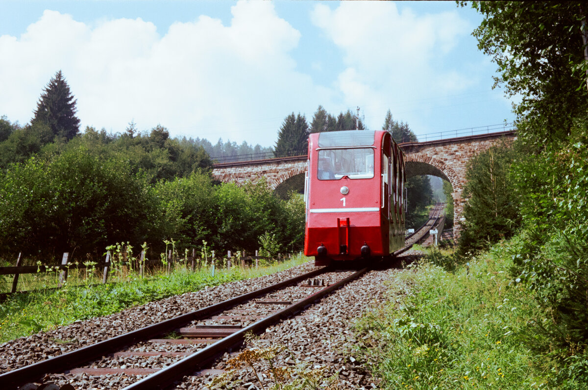 Leider schon abgebaut: Schlossalm Bahn Bad Hofgastein im Sommer 1983, eine österreichische Standseilbahn (erste Wagengeneration von 1964)  