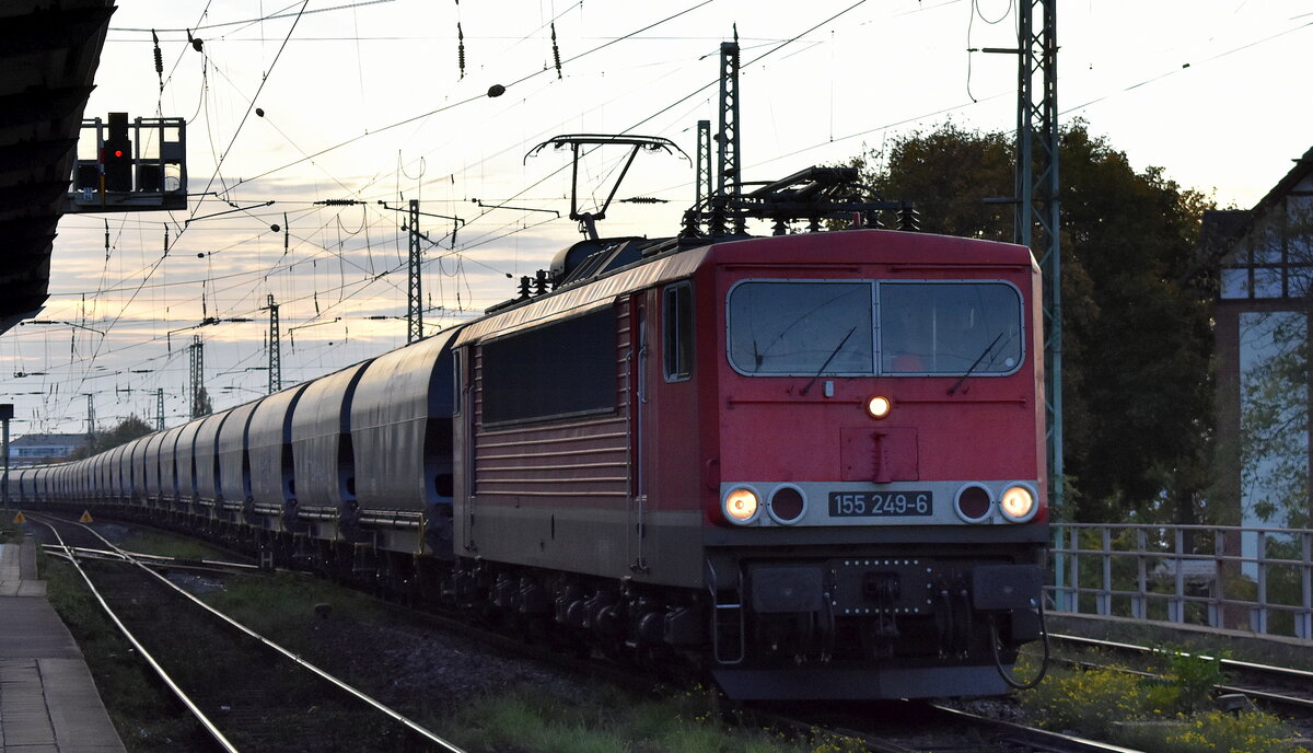 Leipziger Dampf KulTour GbR, Leipzig mit ihrer  155 249-6  (NVR:  91 80 6155 249-6 D-LDK ) und einem Getreidezug am frühen Abend des 17.10.24 Höhe Bahnhof Magdeburg Neustadt. Vieles Grüße an den Tf. !!!!