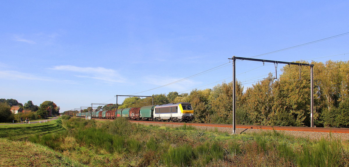 Lineas 1339 kommt mit einem Coilzug aus Richtung Antwerpen(B) und fährt durch Lummen-Linkhout(B) in Richtung Hasselt(B). 
Aufgenommen in Lummen-Linkhout(B). 
Bei schönem Herbstwetter am Nachmittag vom 13.10.2018. 