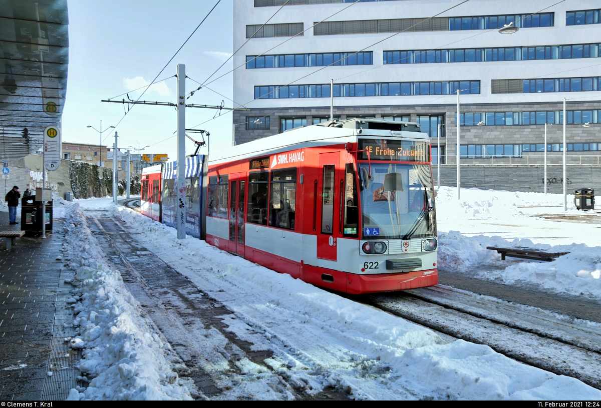 Linie 1 auf Abwegen:
Am Donnerstag steht Duewag/Siemens MGT6D, Wagen 622, auf dem Riebeckplatz in Halle (Saale). Linienverlauf, Fahrzeugeinsatz und Fahrplan weichen in Zeiten des aktuellen witterungsbedingten Notbetriebs stark ab. Von der Frohen Zukunft kommend, geht es hier über den Marktplatz zum Ausgangspunkt zurück. Das Gegengleis wird hier noch nicht befahren.

🧰 Hallesche Verkehrs-AG (HAVAG)
🚋 Linie 1<sup>E</sup> ↺ Frohe Zukunft–Am Steintor–Riebeckplatz–Franckeplatz–Marktplatz–Am Steintor–Frohe Zukunft
🕓 11.2.2021 | 12:24 Uhr