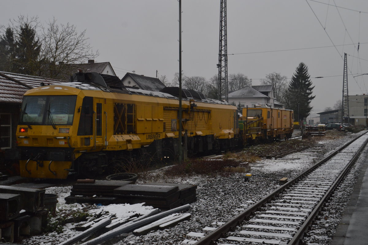 Linsinger Schienenfräszug der Bahnbaugruppe in Neckarelz auf Gleis 14 abgestellt bei sehr schlechten Lichtverhältnissen am späteren Nachmittag, da reichlich Schneewolken den Himmel verdeckten.17.2.2018