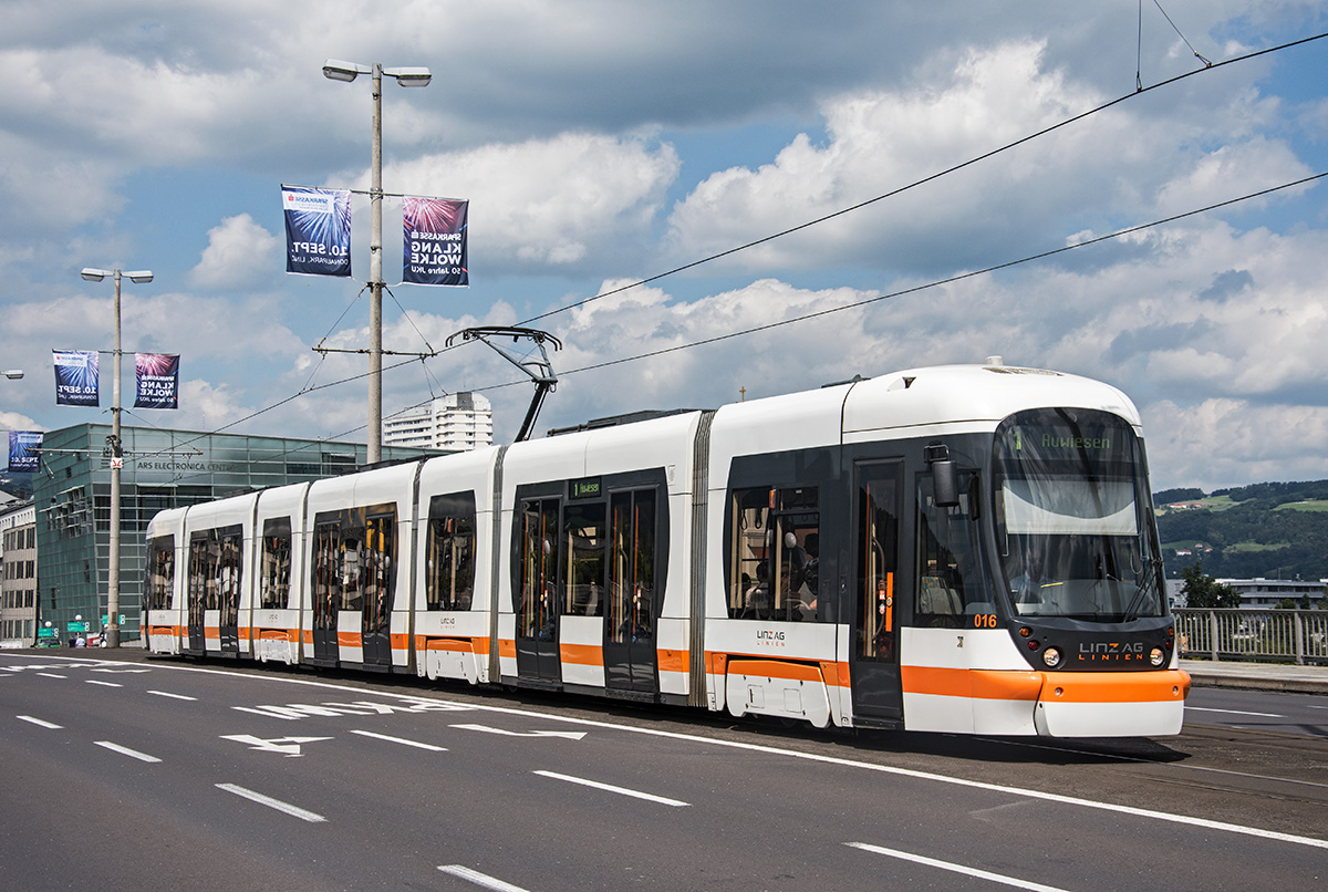 Linz Cityrunner 016 als Linie 1 nach Auweisen auf der Nibelungenbrücke, 17.08.2016. 