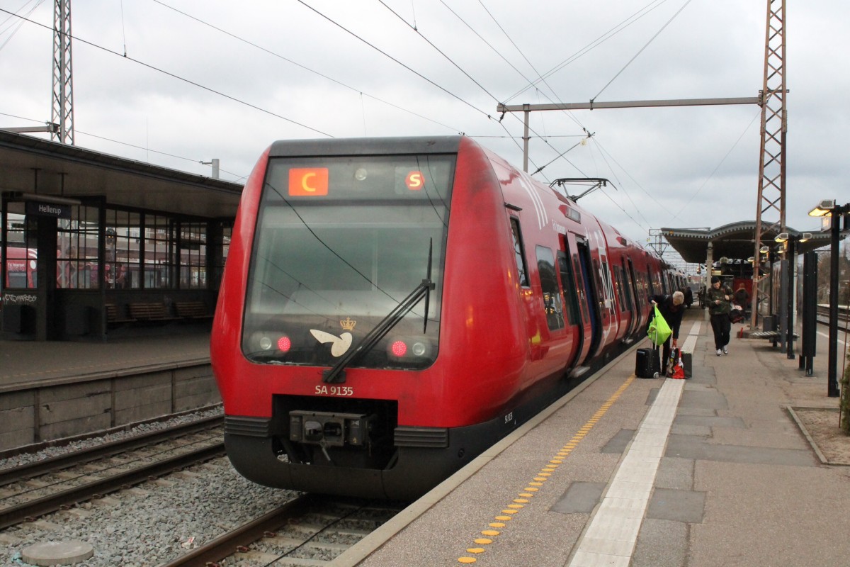  Litra SA 91/8135 als Linie C nach Klampenborg hier am Bahnhof Hellerup.