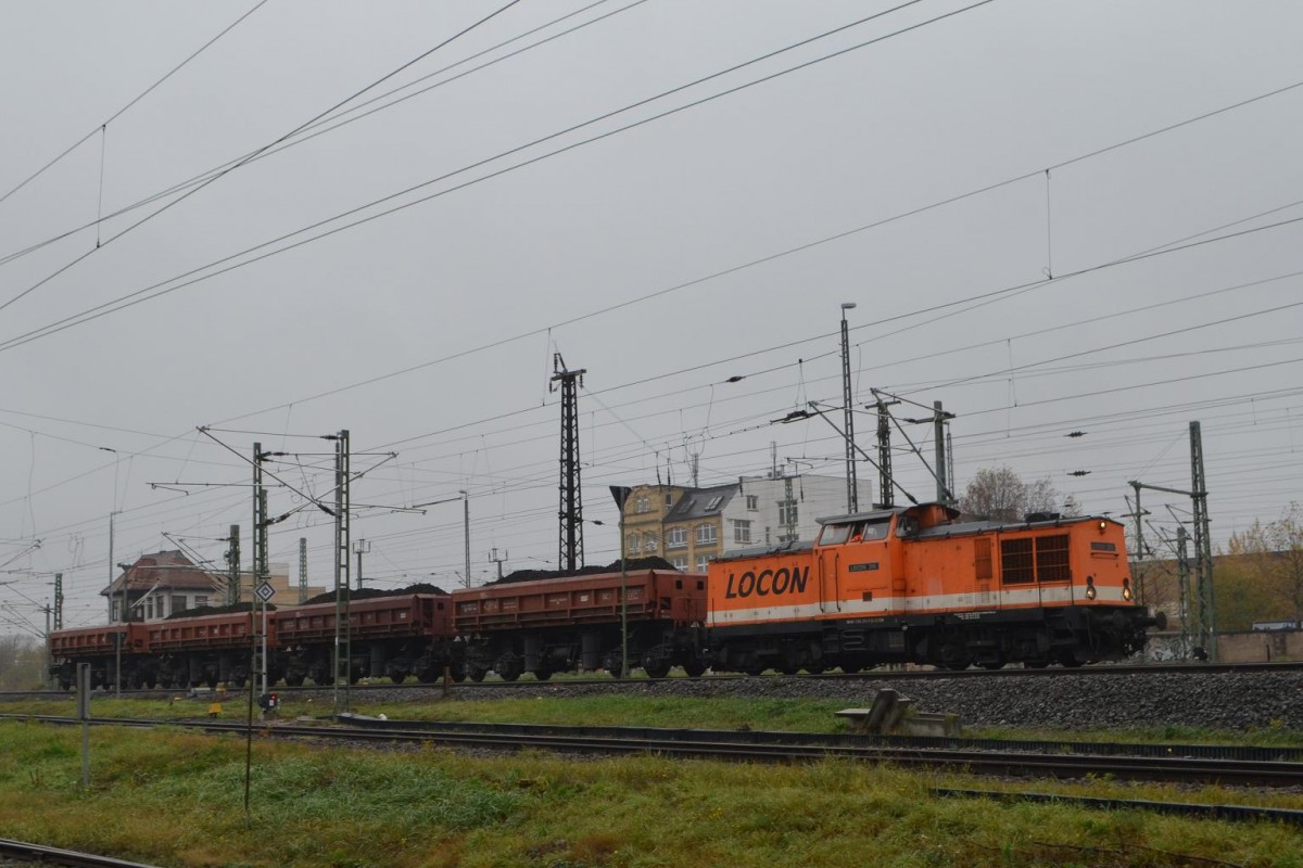 Locon 201 211-0 mit Abraum der Bahnsteigerneuerung vom Hbf Leipzig gesehen vom Tag der Offenen Tür  5 Jahre Ice Werk Leipzig  Werksgelände 19.11.2014 