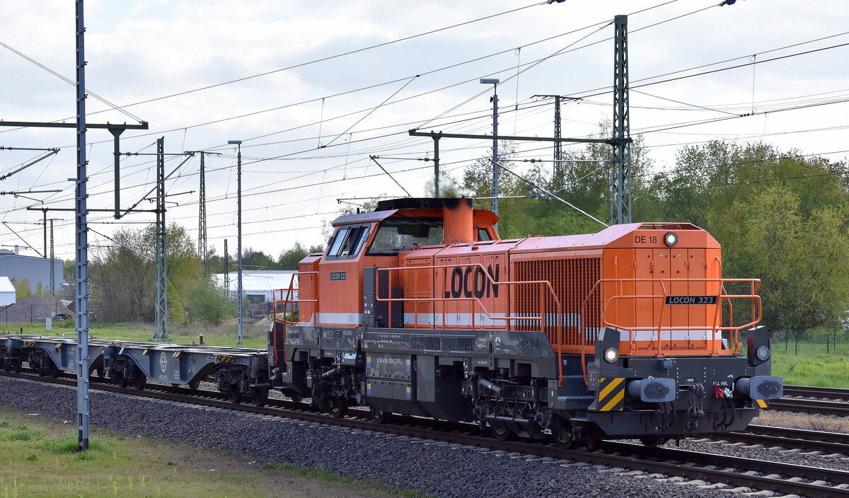  LOCON LOGISTIK & CONSULTING AG, Berlin [D] mit der vossloh DE 18 Lok  LOCON 323  [NVR-Nummer: 92 80 4185 030-8 D-BRLL] und einem Ganzzug Containertragwagen ohne Beladung am 02.05.23 Vorbeifahrt Magdeburg Hbf.
