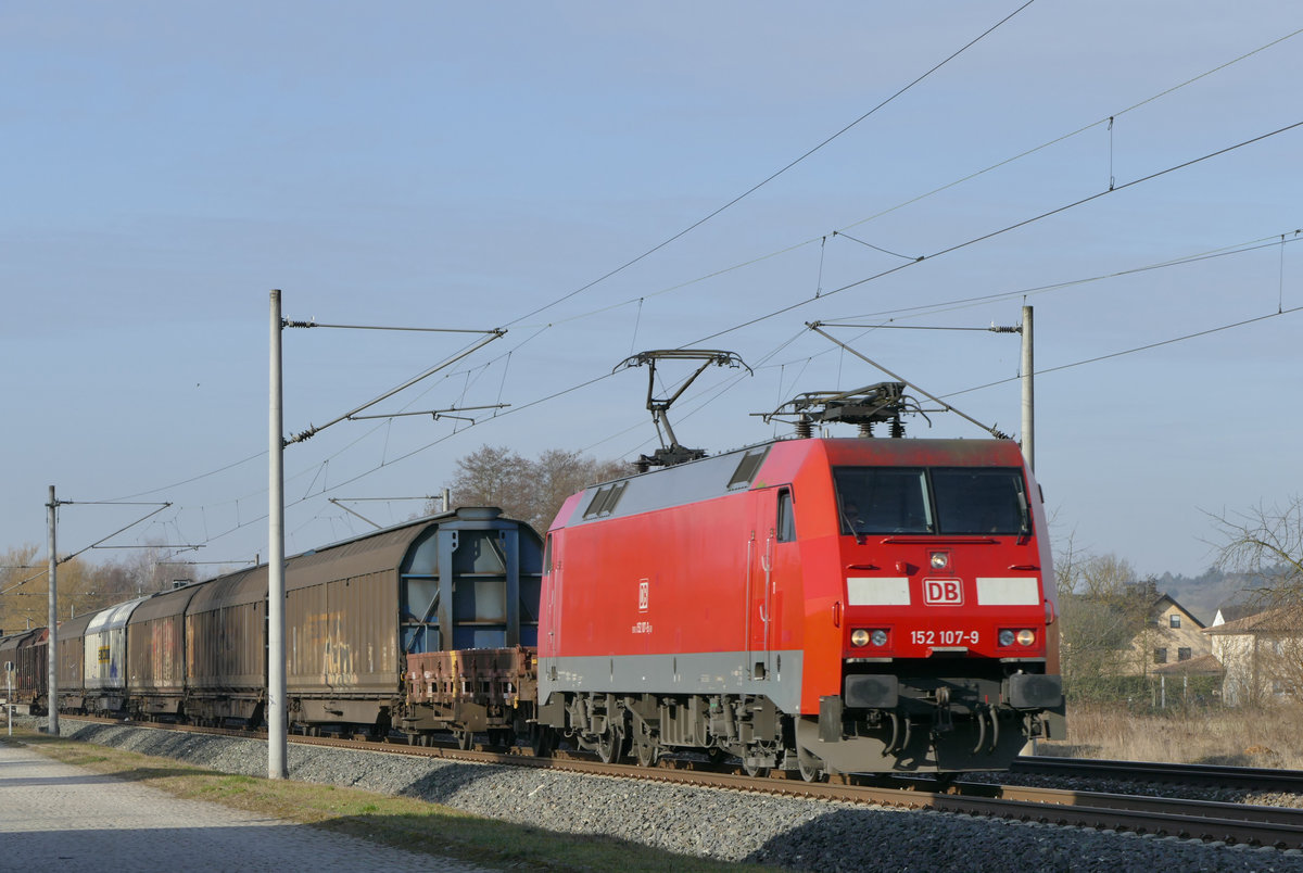 Lok 152 107 fährt am 16. März 2017 mit einem Güterzug durch Küps in Richtung Saalfeld.