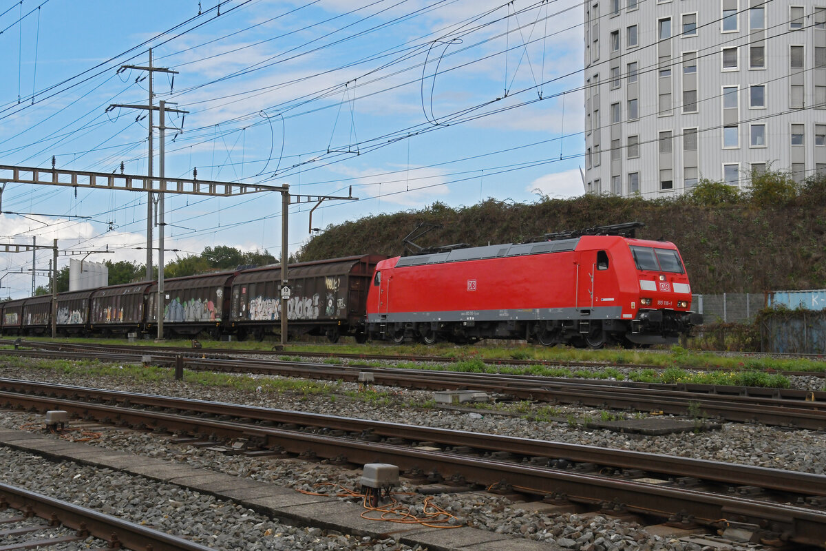 Lok 185 116-1 der DB durchfährt am 24.09.2024 den Bahnhof Pratteln.