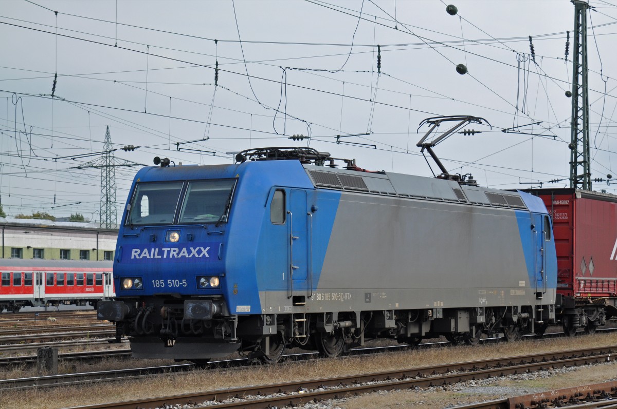 Lok 185 510-5 durchfährt den Badischen Bahnhof. Die Aufnahme stammt vom 16.10.2015.