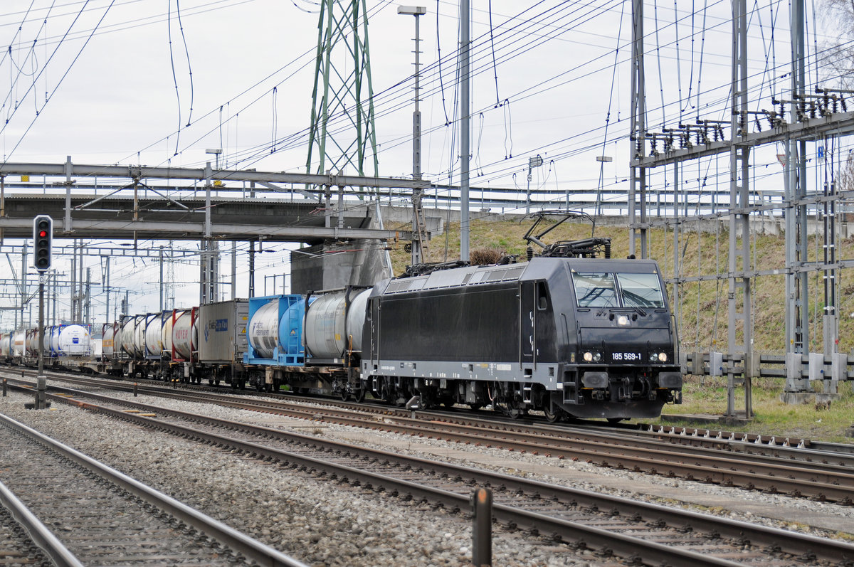 Lok 185 564-1 durchfährt den Bahnhof Muttenz. Die Aufnahme stammt vom 09.03.2018.