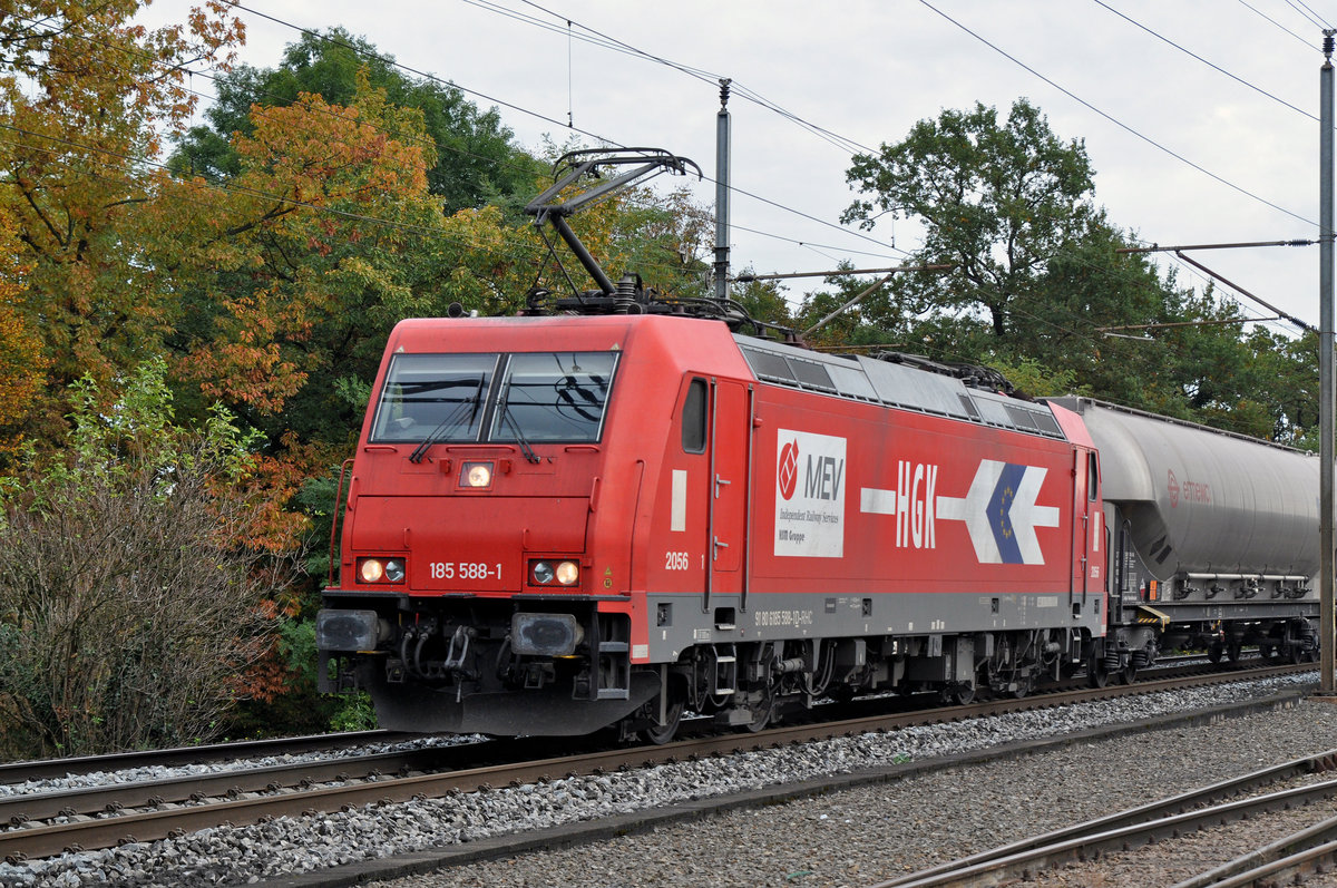 Lok 185 588-1 durchfährt den Bahnhof Kaiseraugst. Die Aufnahme stammt vom 24.10.2016.