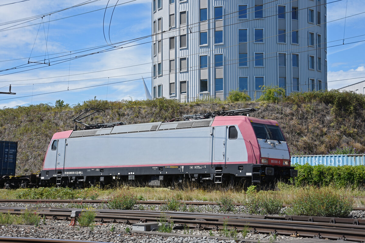 Lok 185 591-5 durchfährt den Bahnhof Pratteln. Die Aufnahme stammt vom 13.07.2022.