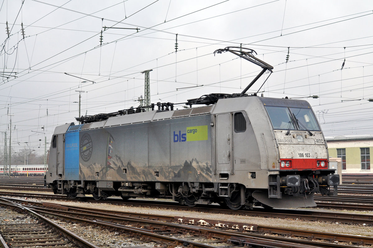 Lok 186 103-8 ist beim Badischen Bahnhof aufgerüstet worden. Die Aufnahme stammt vom 20.12.2016.