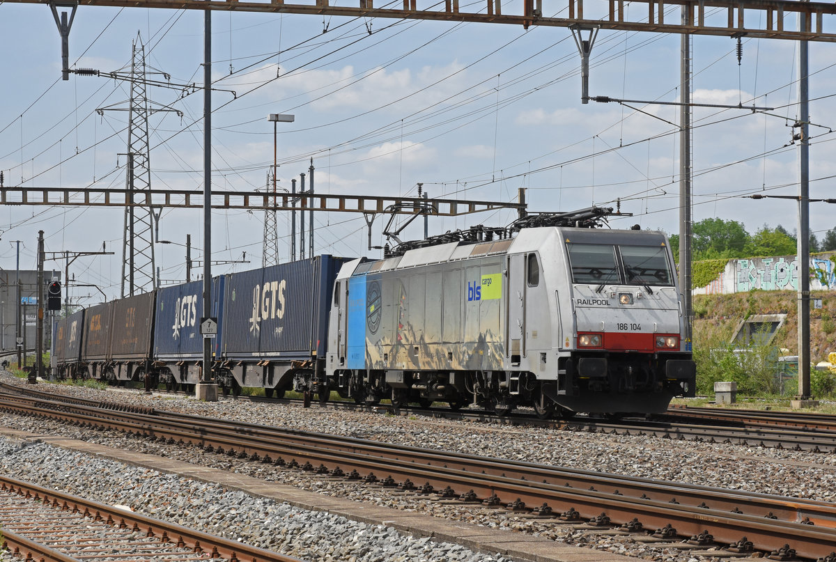 Lok 186 104-6 im Dienste der BLS durchfährt den Bahnhof Pratteln. Die Aufnahme stammt vom 24.04.2020.