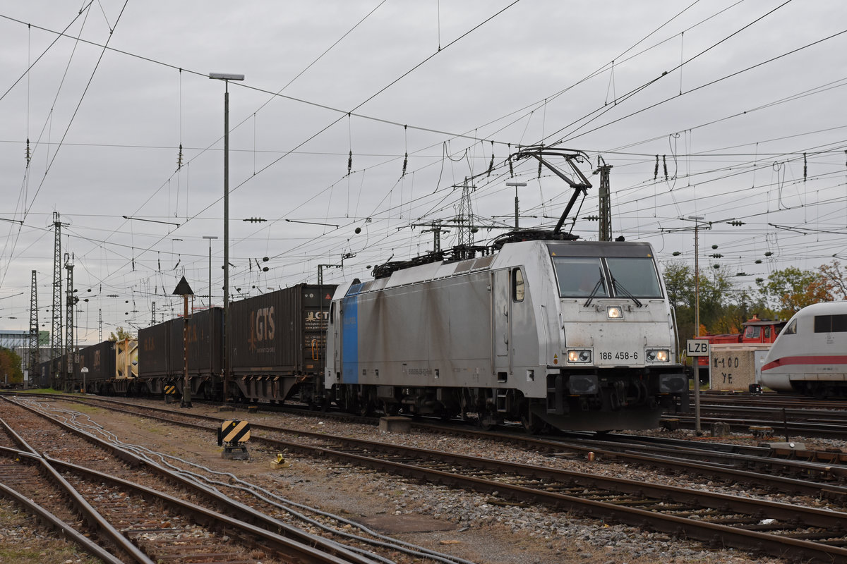 Lok 186 458-6 durchfährt den badischen Bahnhof. Die Aufnahme stammt vom 08.11.2019.