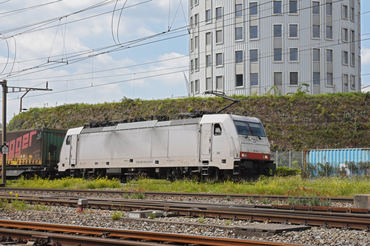 Lok 186 909-4 durchfährt den Bahnhof Pratteln. Die Aufnahme stammt vom 26.05.2020.