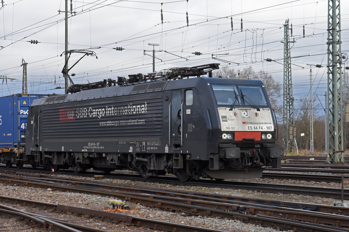 Lok 189 107-6 durchfährt den badischen Bahnhof. Die Aufnahme stammt vom 31.01.2020.