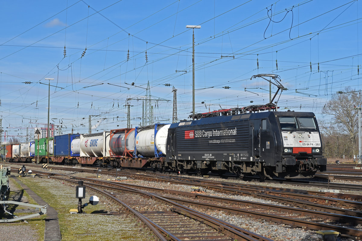 Lok 189 282-7 durchfährt den badischen Bahnhof. Die Aufnahme stammt vom 21.02.2020.