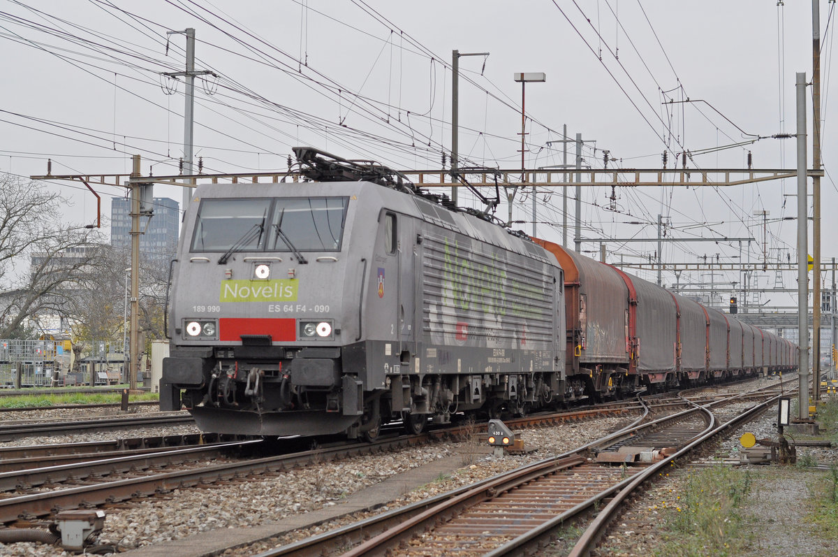 Lok 189 990-5  Novelis  durchfährt den Bahnhof Pratteln. Die Aufnahme stammt vom 16.11.2017.